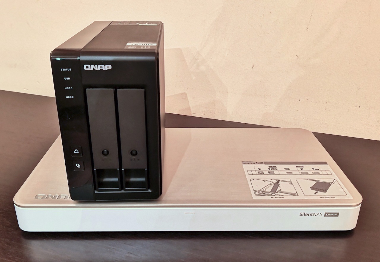 Qnap HS-453DX e Qnap TR-002, la coppia insolita che funziona
