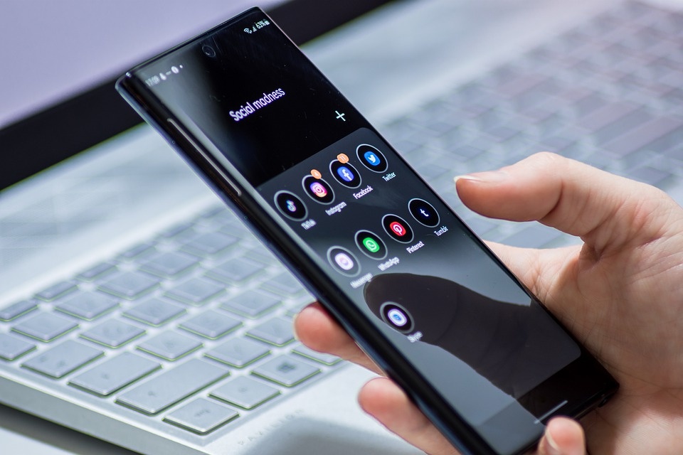 Agcom: cresce a ritmi sostenuti la banda larga mobile, + 48% rispetto al 2019