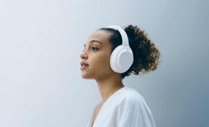 Sony presenta le cuffie WH-1000XM4 in un’inedita edizione limitata Silent White