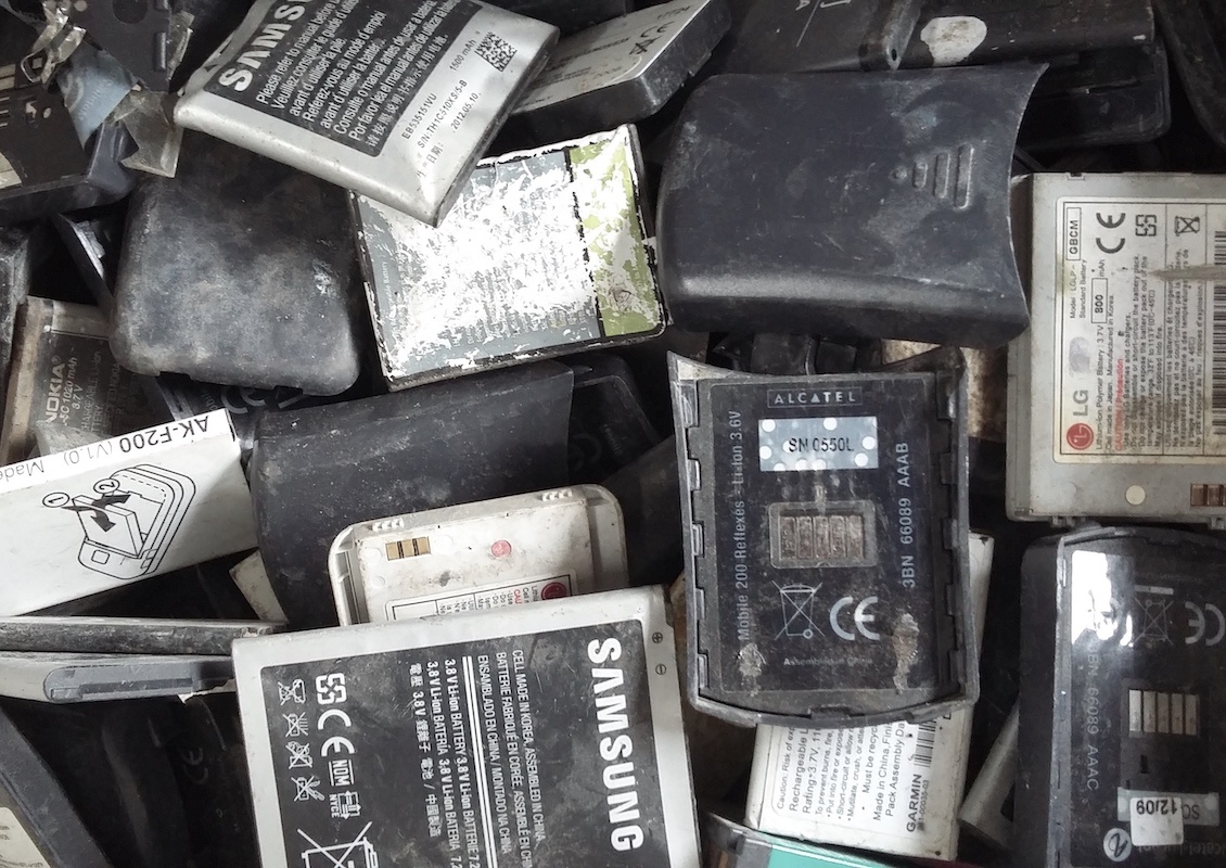 Dalle batterie usate degli smartphone si ricavano smalti per le piastrelle
