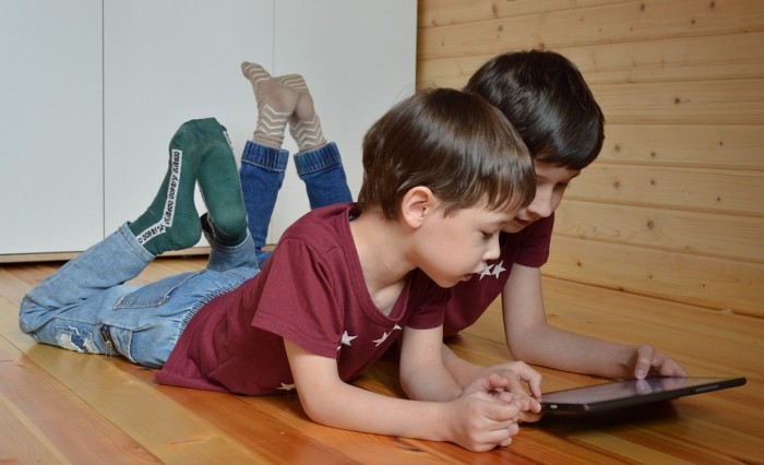 Libri per ragazzi: il digitale utilizzato dal 31% dei lettori, cresce l’influenza dei social network