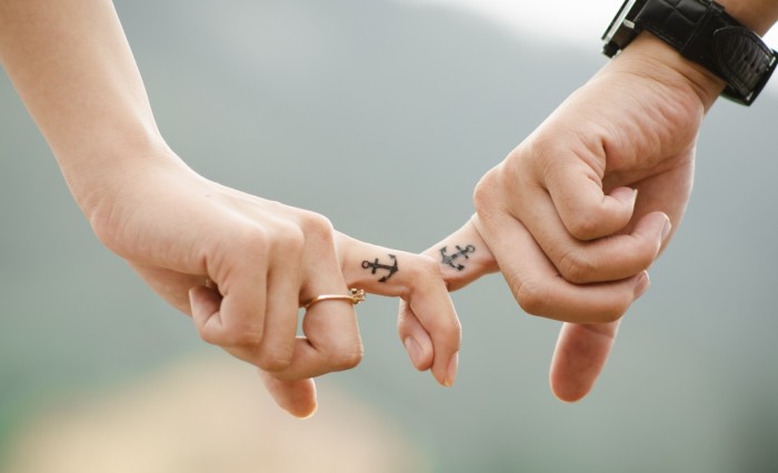 Il 37% degli italiani si fida dell’Intelligenza Artificiale per trovare l’anima gemella