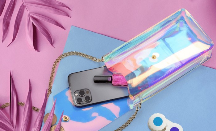 Smartphone in spiaggia con stile grazie agli accessori Cellularline