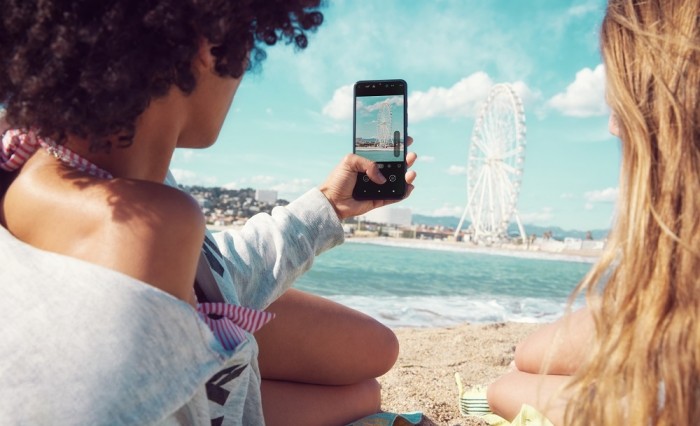 Smartphone e l'indimenticabile caricabatterie, i must-have delle vacanze
