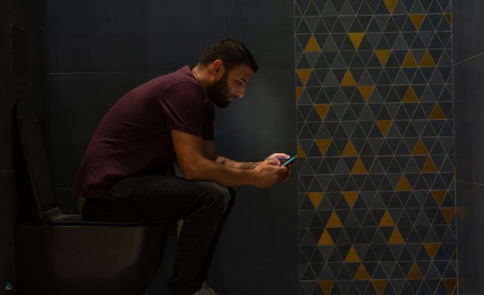 Survey Wiko: il 75% degli utenti porta con sé il proprio smartphone anche alla toilette