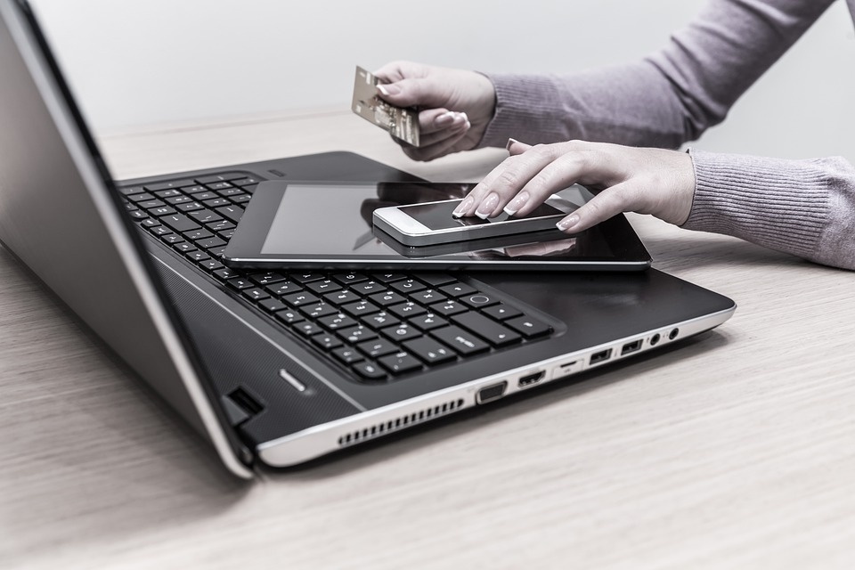 Oltre 1 trilione di dollari spesi per lo shopping online di Natale 2021