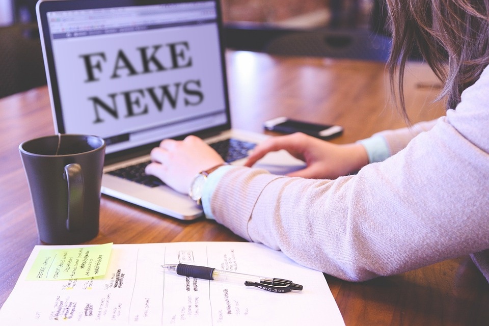 Indagine Readly: due italiani su tre si sentono vittime di fake news 