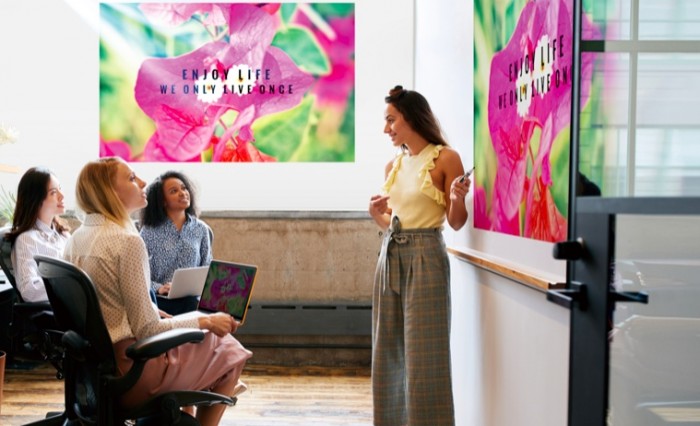 Panasonic ha annunciato il nuovo proiettore PT-FRQ60 da 6.000 lm