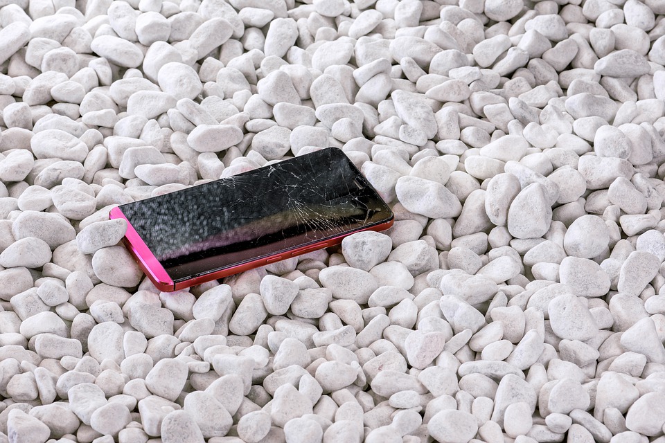 Smartphone: dove e come gli italiani lo hanno rotto nelle vacanze 2022