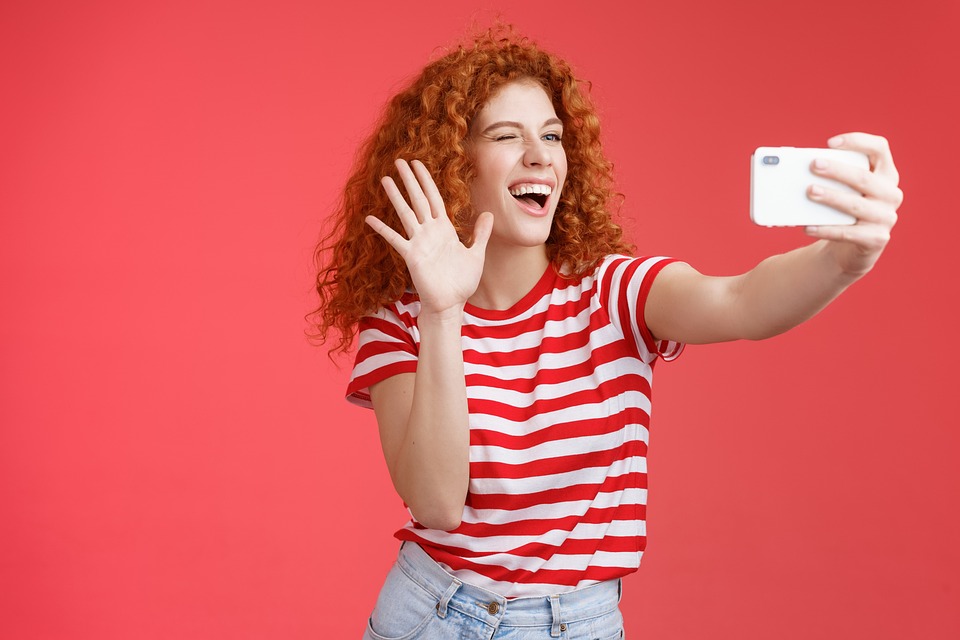 Ricerca under 14 e social: l'88% è online, il 50% ritocca la propria immagine