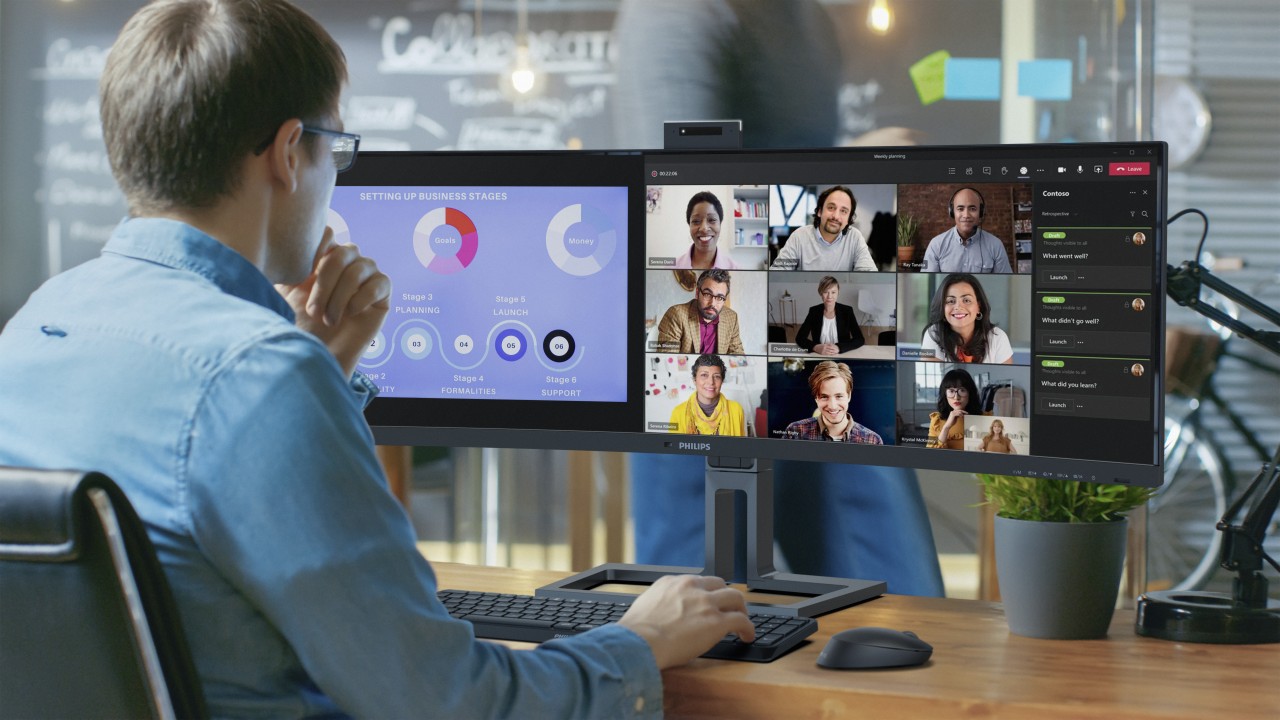 Nuovo monitor Philips SuperWide con Webcam Noise-Cancelling da 5 Megapixel