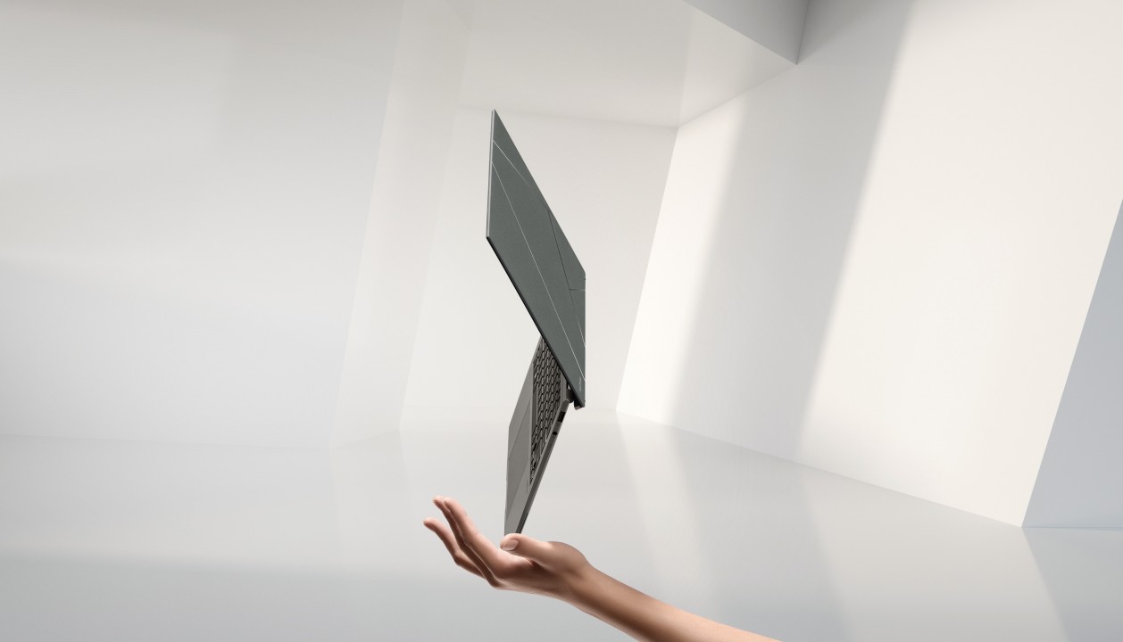 ASUS: arriva in Italia Zenbook S 13 OLED, il portatile OLED da 13,3 pollici più sottile al mondo