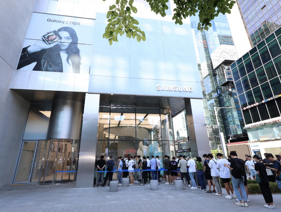 Samsung ha presentato la nuova generazione di pieghevoli, orologi e tablet 