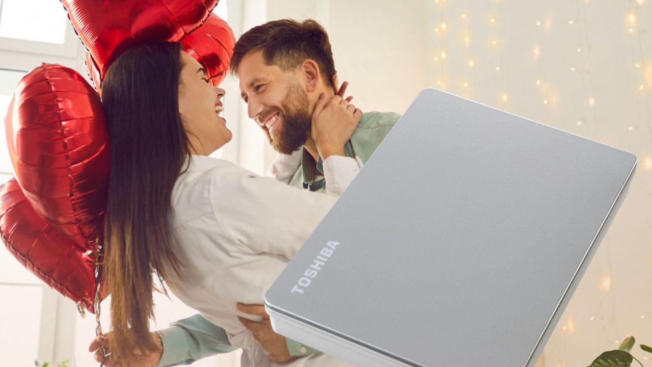 Toshiba Canvio Flex, il regalo perfetto per custodire la propria storia d'amore