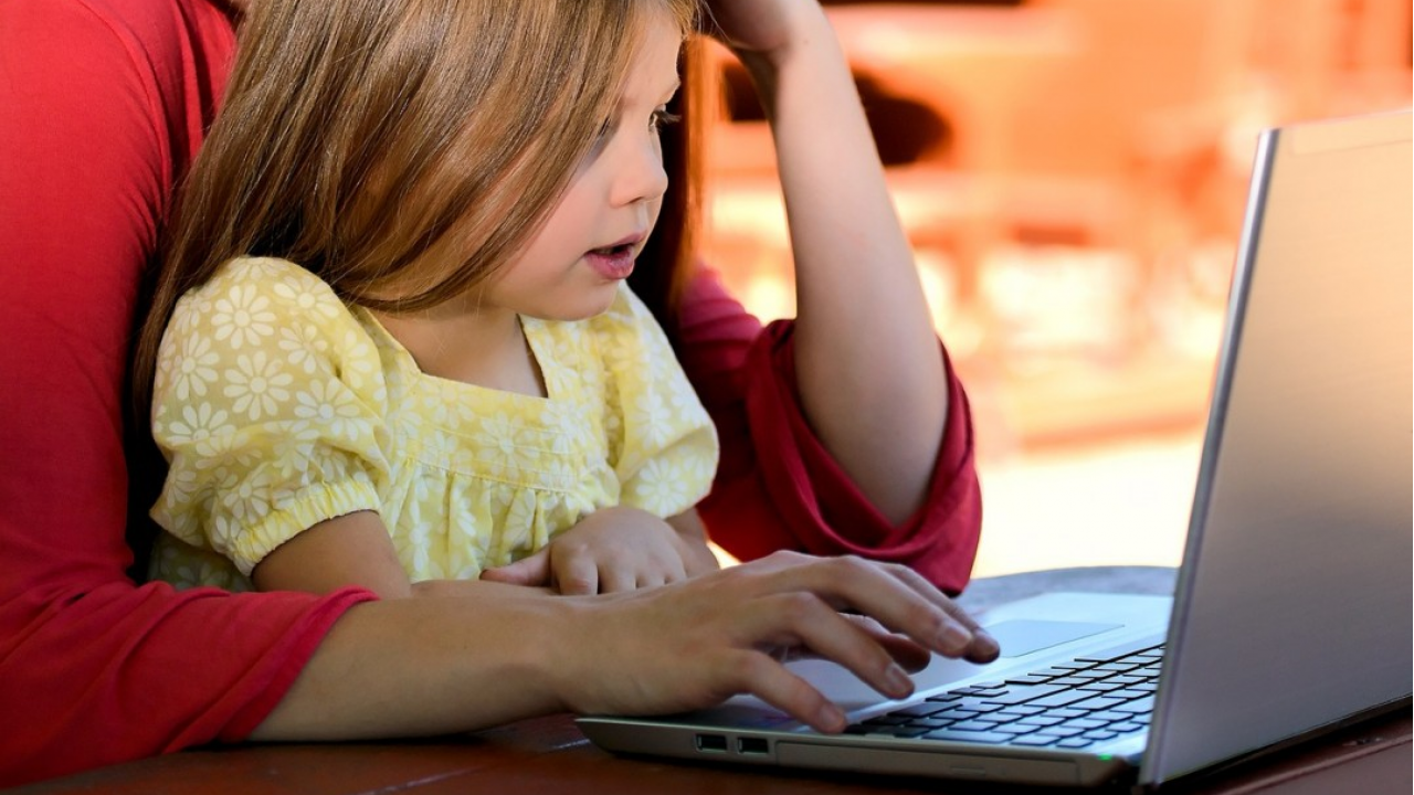 UNICEF: il 37% dei bambini e giovani esposti online a messaggi di odio e il 34% a immagini violente in Italia