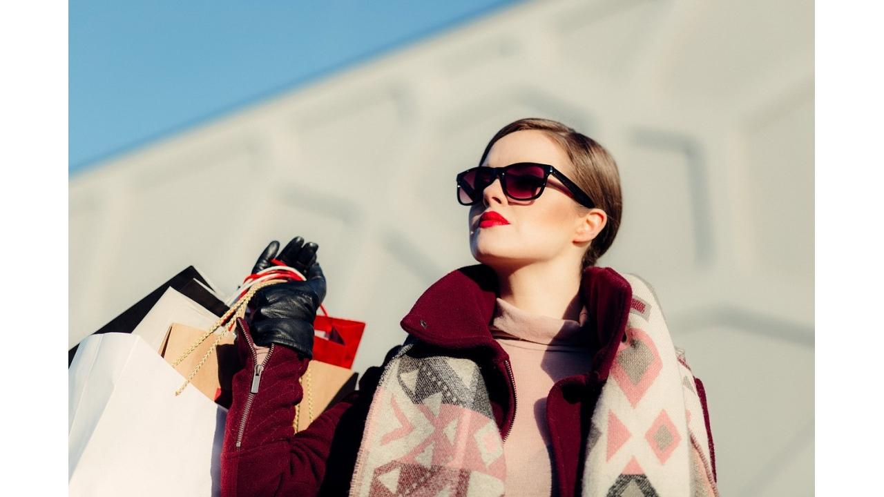 Italiani e shopping: acquisti più oculati tra canali fisici e online