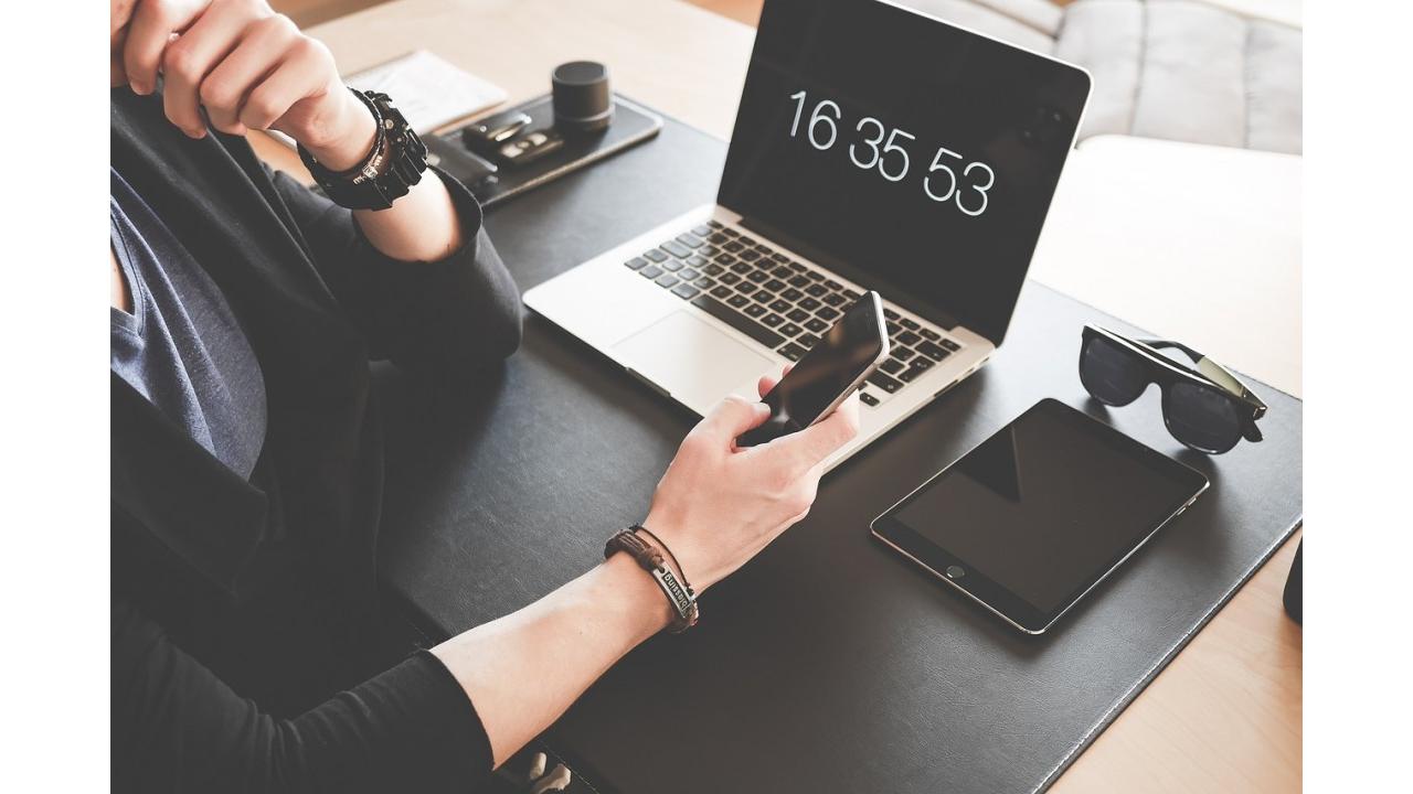 Deloitte: in vista delle festività calano le spese per i device elettronici