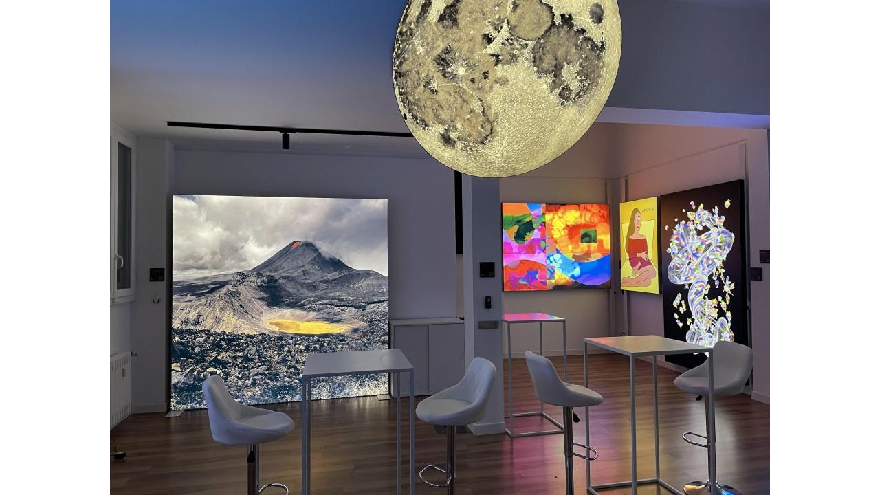 Milano inaugura Quadruslight, la prima galleria al mondo di opere retroilluminate