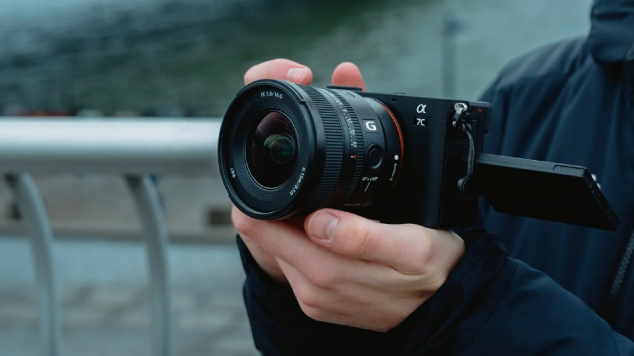 Sony annuncia l’obiettivo ultra-grandangolare ad ampia apertura e focale fissa FE 16 mm F1.8 G