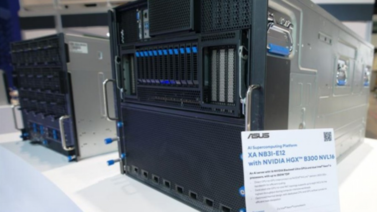 ASUS presenta il nuovo ASUS AI POD equipaggiato con NVIDIA GB300 NVL72