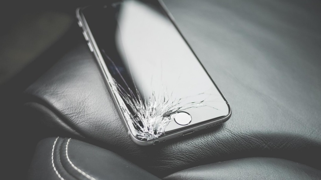 Acqua, cadute e gatti dispettosi: ecco i 5 danni più frequenti agli smartphone in Italia