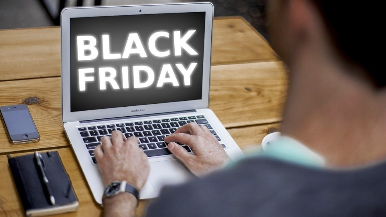 Black Friday 2025: oltre 7 italiani su 10 acquistano i regali di Natale