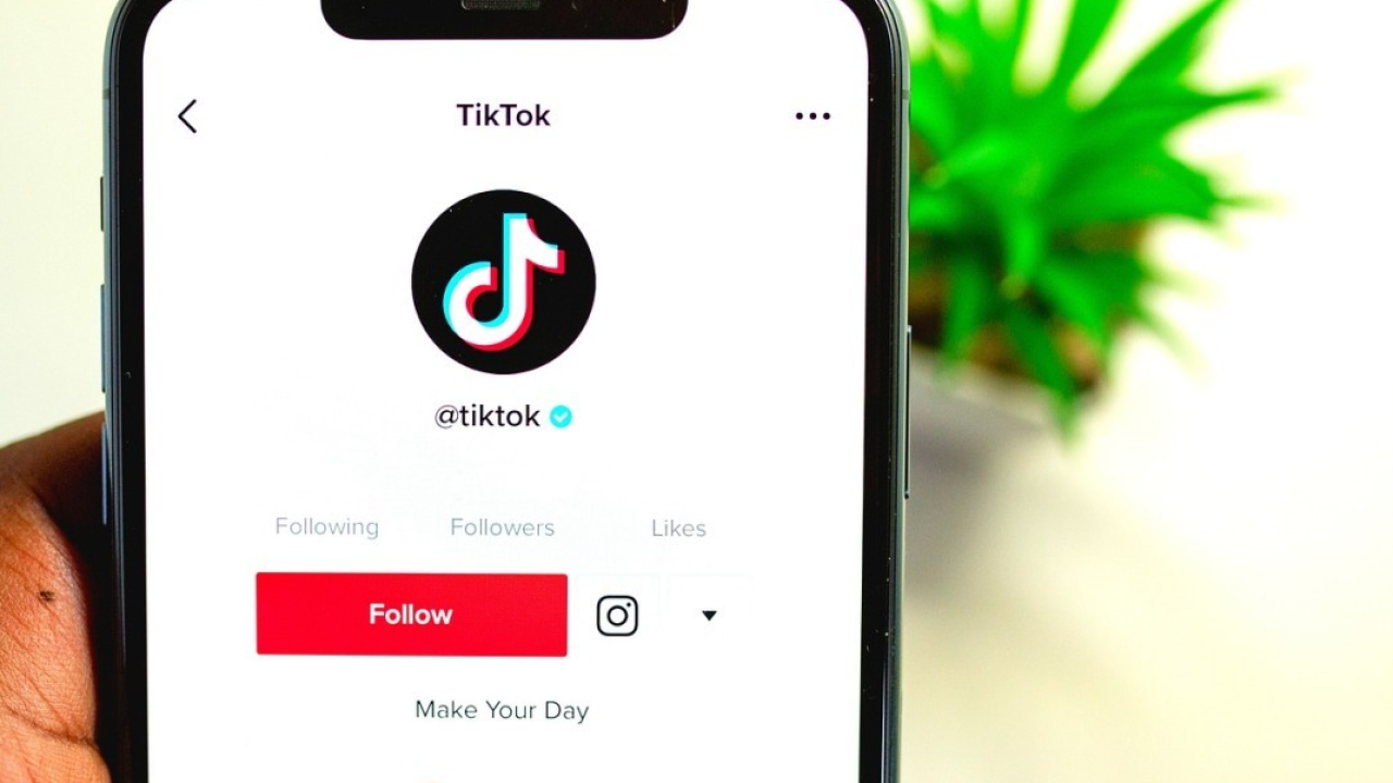 Effetto TikTok sulla moda italiana: gli acquisti cambiano in base ai trend da 10 secondi