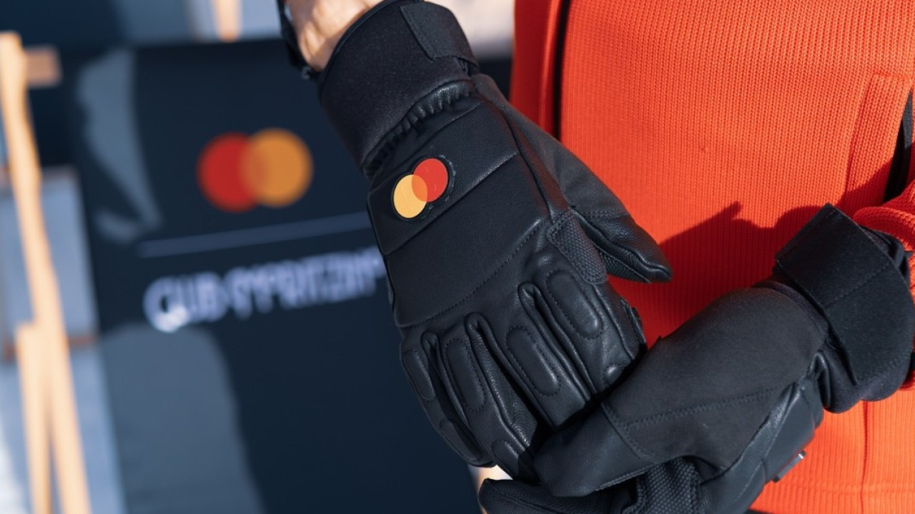 Mastercard e Dolomiti Superski lanciano il guanto da sci per i pagamenti digitali