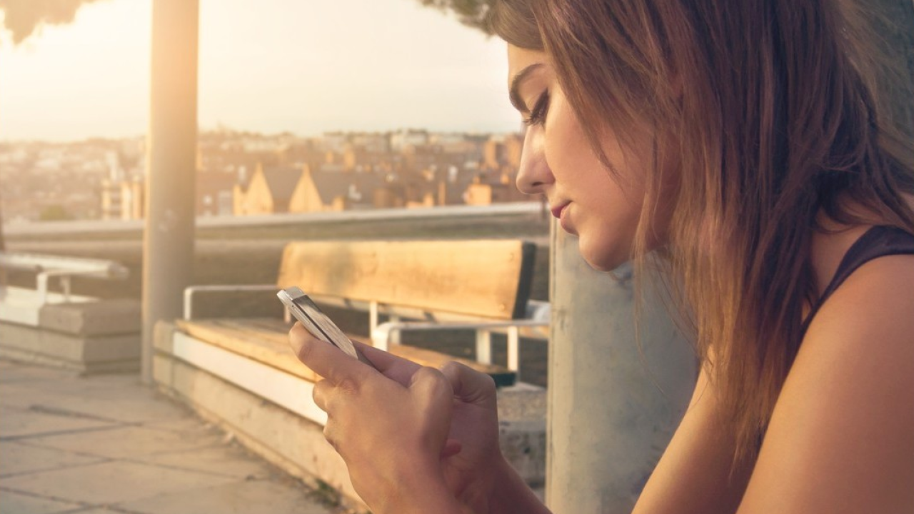 SMS: quasi il 90% dei giovani italiani li legge entro tre minuti dalla ricezione