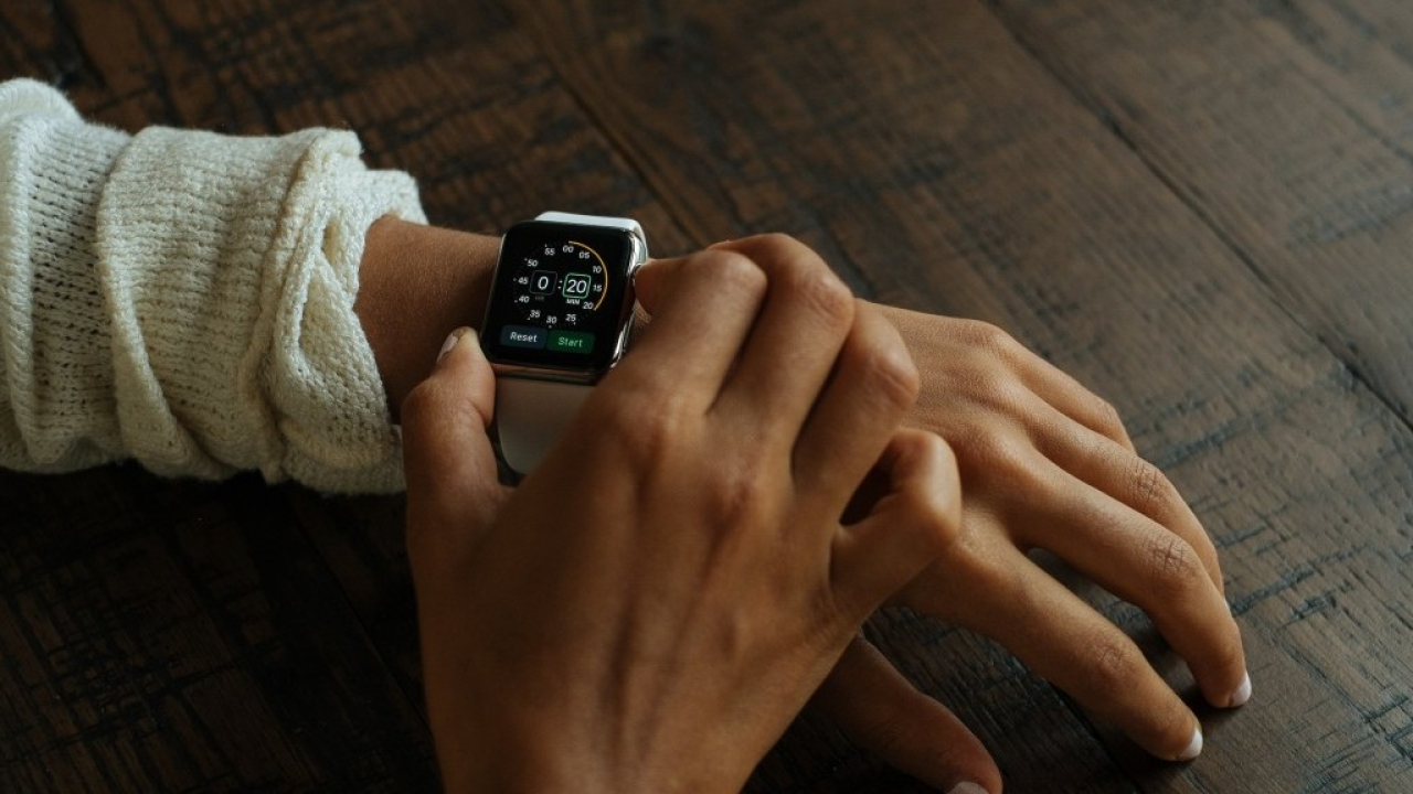 Salute digitale: un italiano su tre usa i wearable, ma i dati restano inutilizzati per la prevenzione