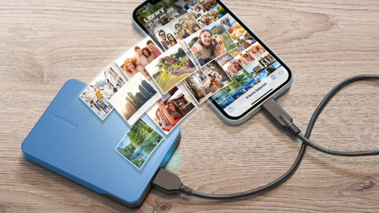 Toshiba Canvio Flex: l'hard disk versatile si tinge di blu metallizzato