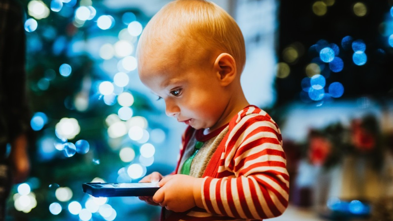 Protezione dei minori online: l’UE prepara un’app per la verifica dell’età