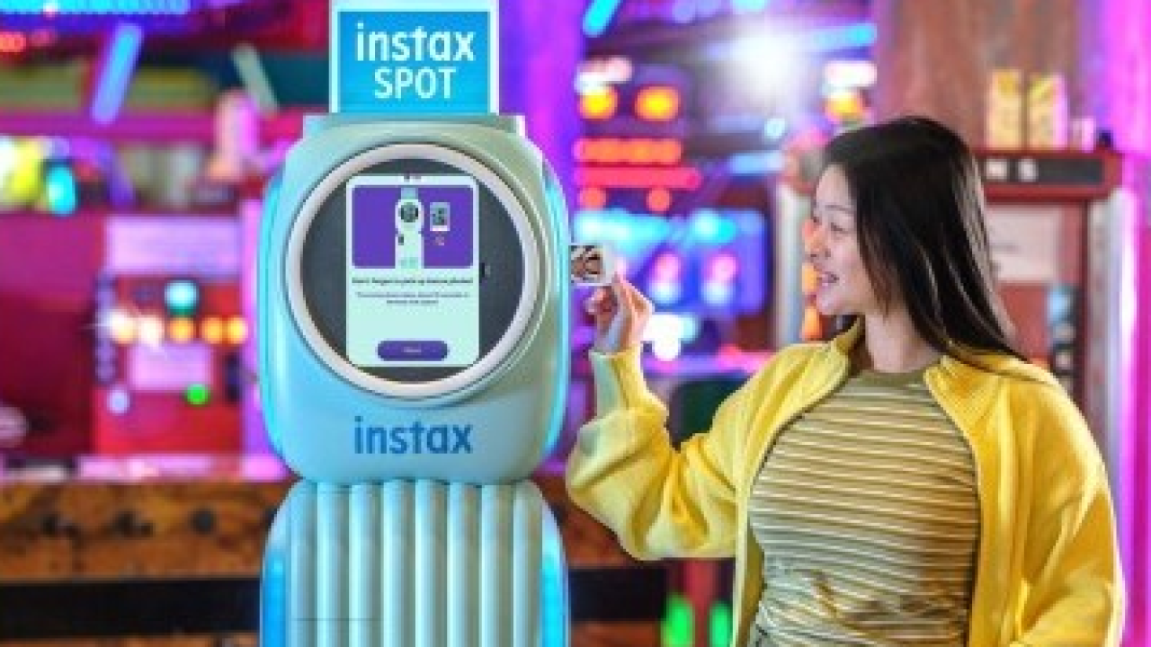 instax SPOT: il nuovo social hub di Fujifilm che rivoluziona il concetto di photobooth