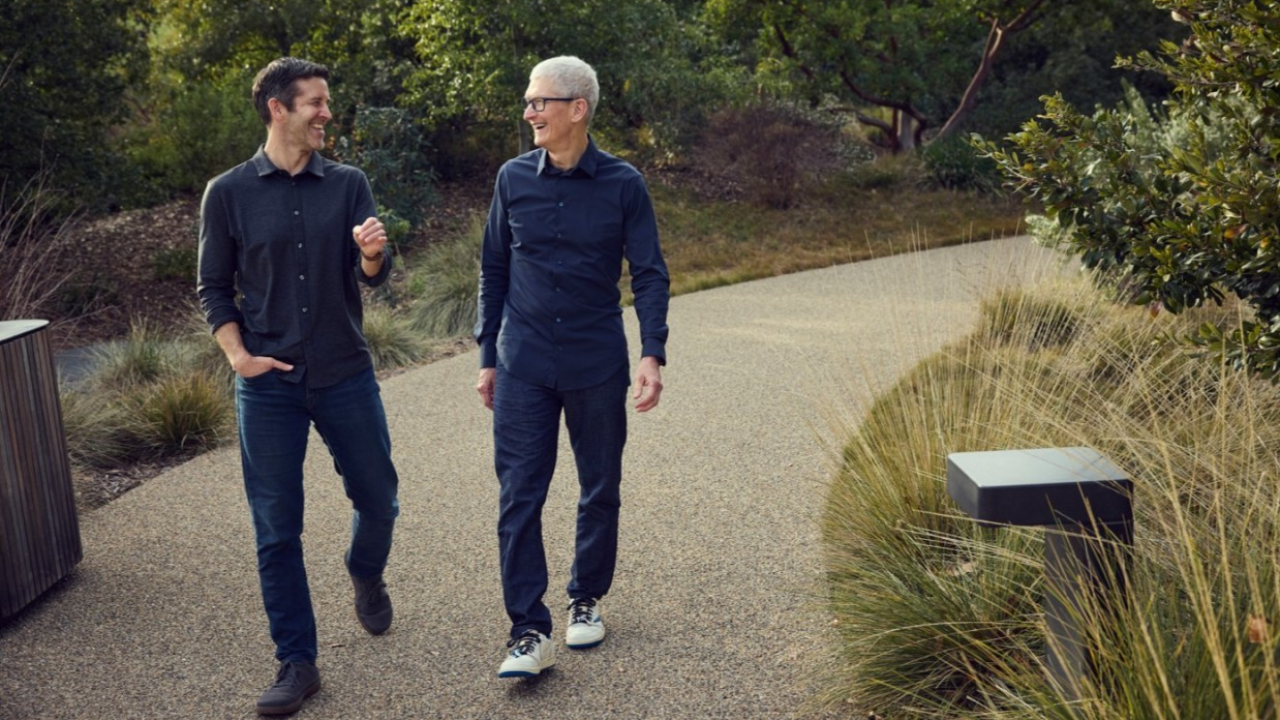 Tim Cook lascia la guida operativa di Apple: inizia l'era di John Ternus 