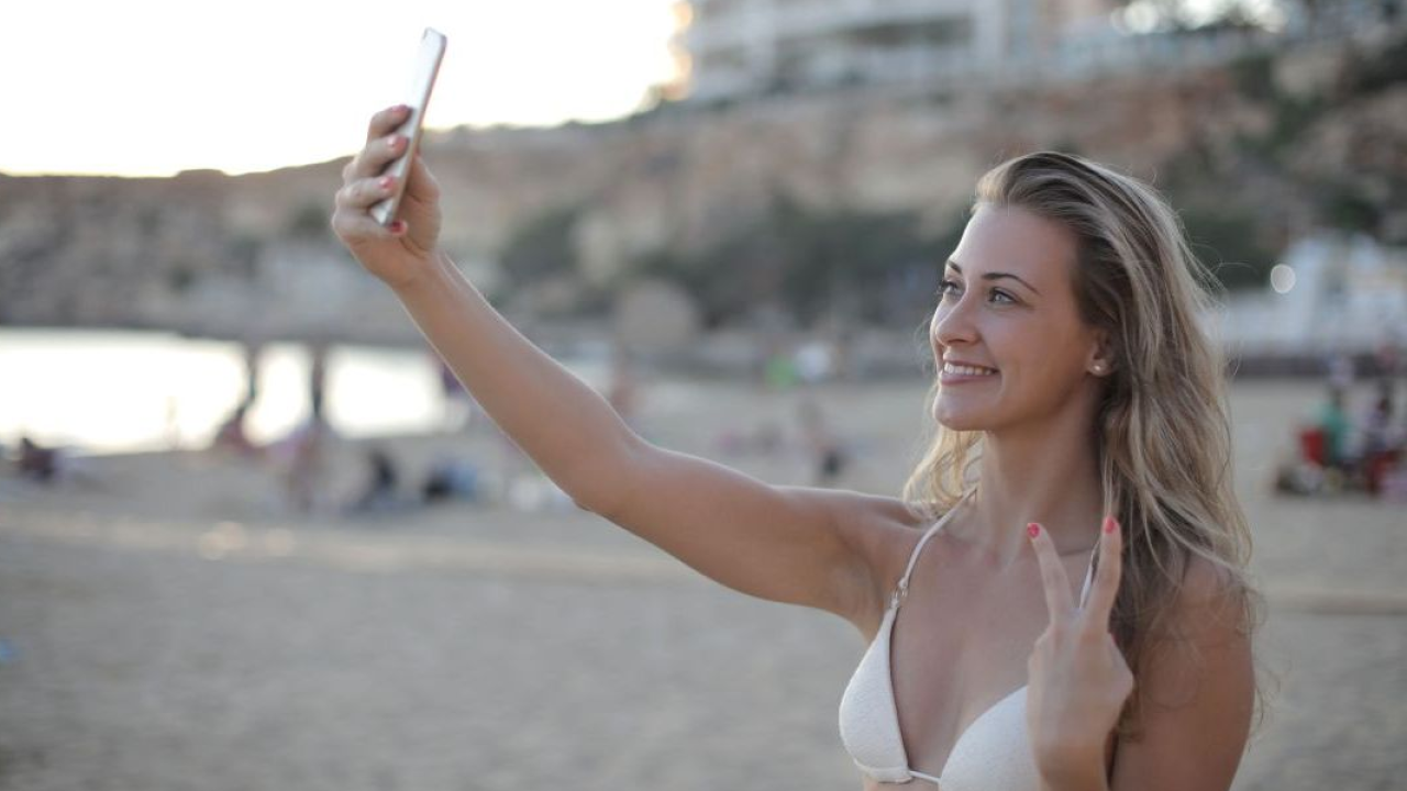 Smartphone in vacanza: guida pratica per proteggerlo dal caldo estivo e preservare la batteria