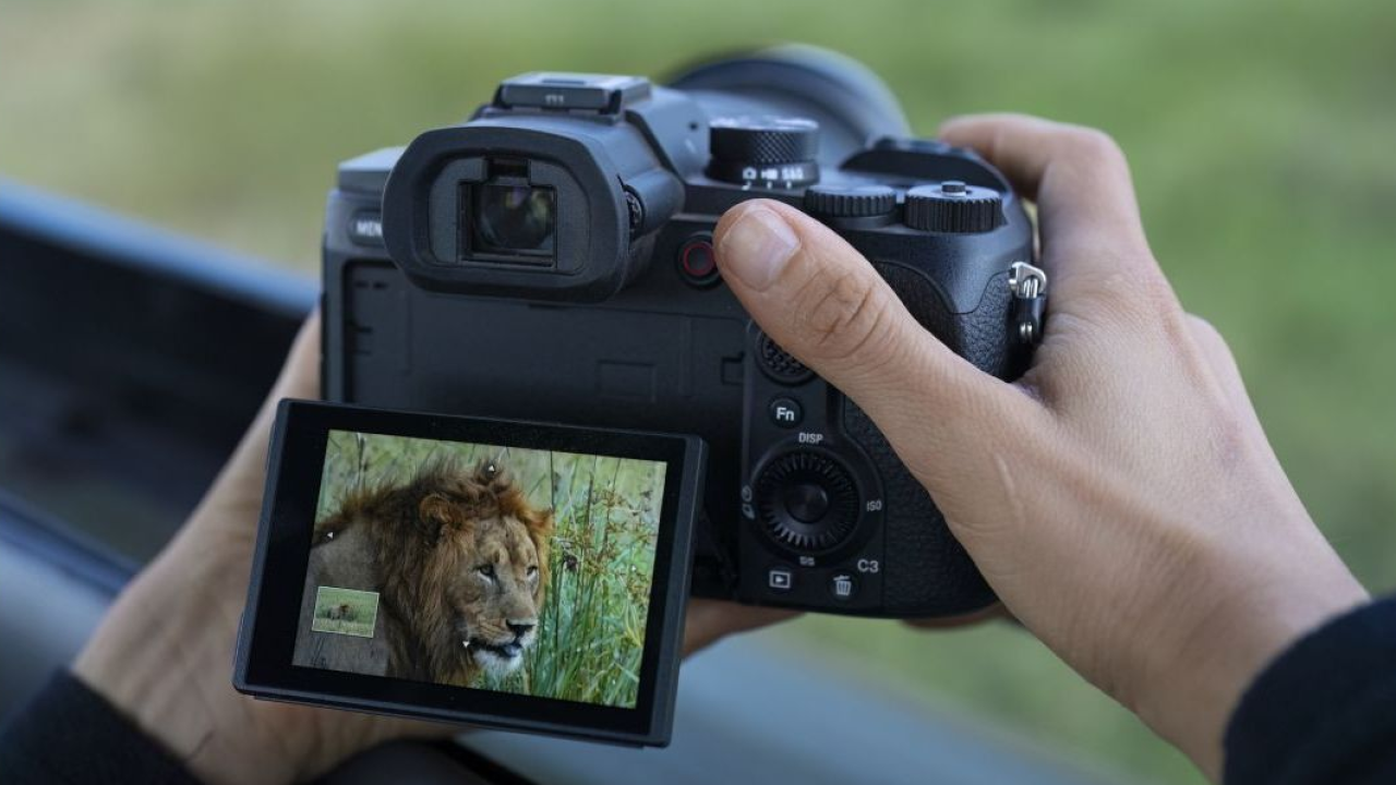 Sony presenta la nuova RX10 V: la super zoom “all-in-one” che ridefinisce la fotografia versatile
