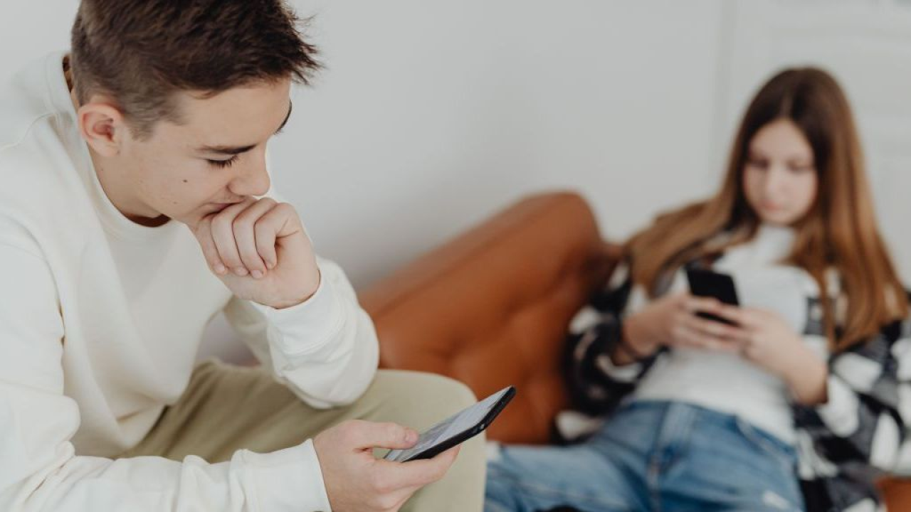 Meta introduce nuove tutele: genitori avvisati se gli adolescenti mostrano segni di disagio con l’AI