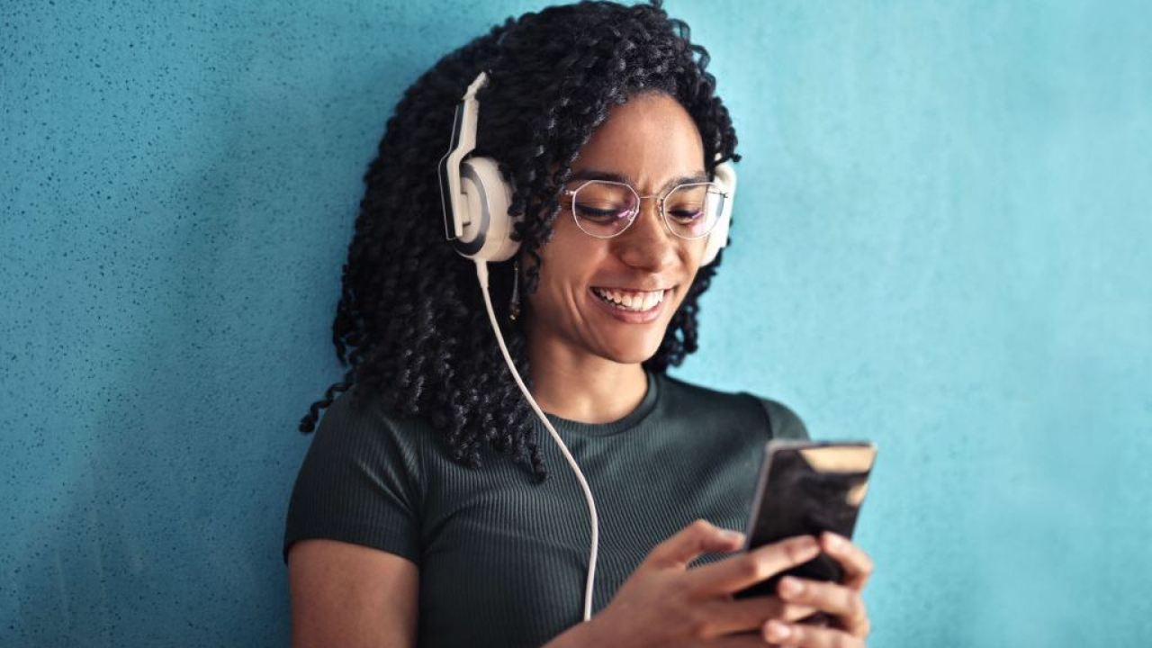 La musica generata dall'IA conquista lo streaming: il report di PlayersTime e le nuove mosse di Spotify