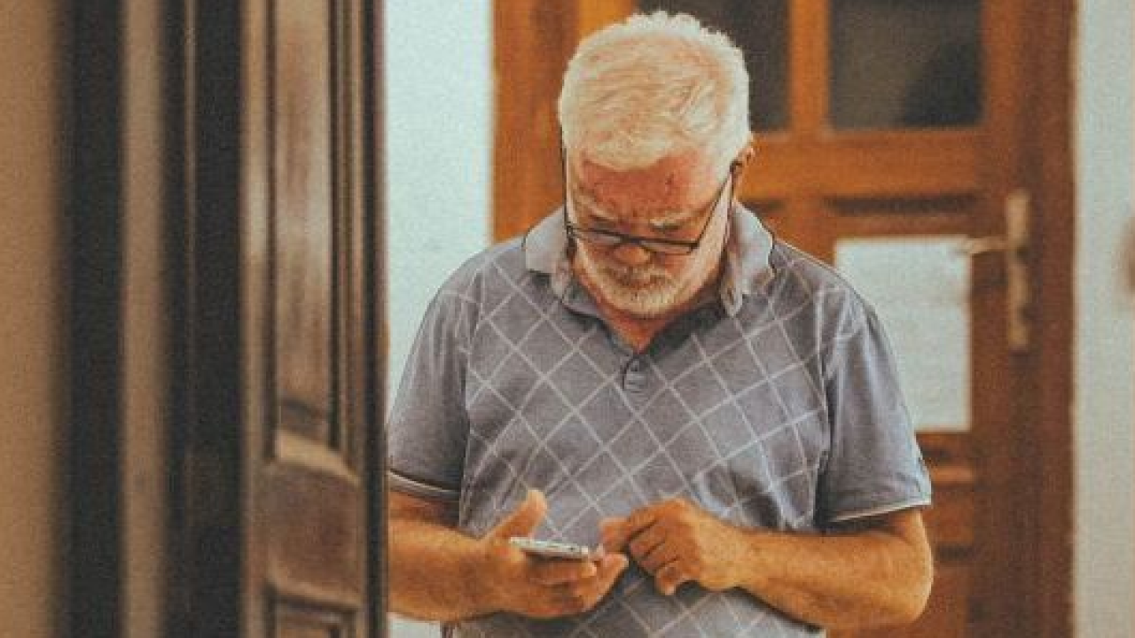Truffe telefoniche e anziani soli ad agosto: Stantup Service lancia l'app Devia