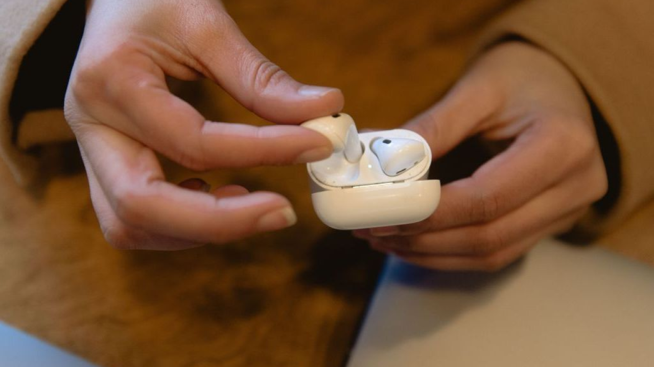 Apple prepara il lancio dei nuovi AirPods con fotocamera: le tracce scoperte in macOS