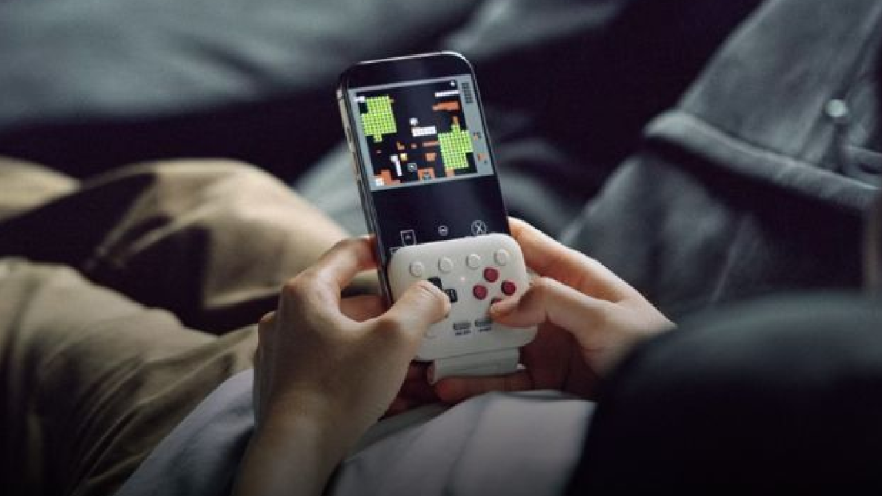 8BitDo presenta FlipPad: il controller che trasforma lo smartphone Android in un Game Boy