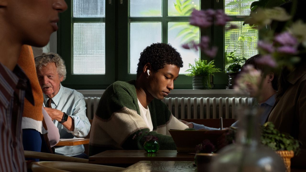 Debuttano gli AirPods 5 di Apple con cancellazione attiva del rumore e traduzione live