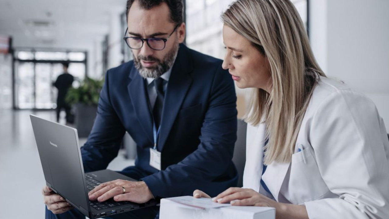 Debutta il laptop Panasonic FC7: ultraleggero da 1 kg con IA integrata e l'iconico touchpad circolare per il mercato europeo