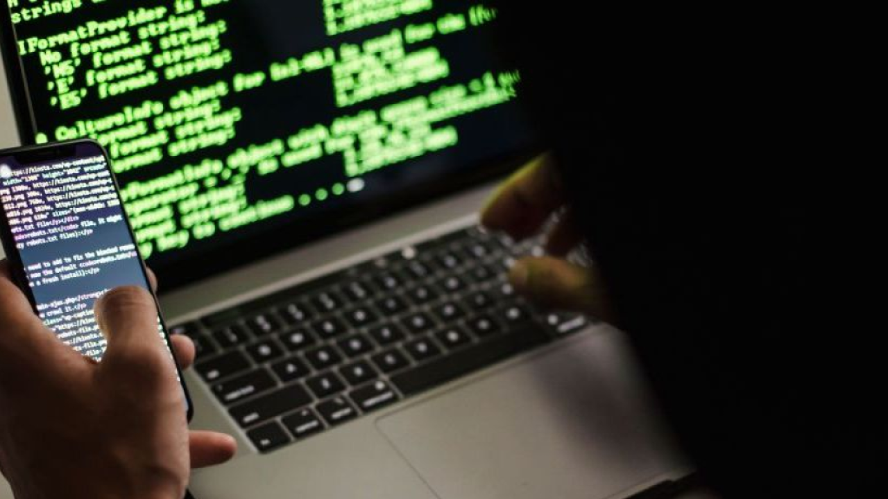 Cyber Security Month: consigli pratici per proteggere lo smartphone e difendere i propri dati personali