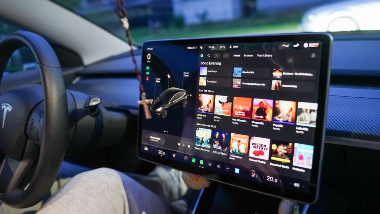 Tesla riprogetta la sua app per iPad e per il nuovo iPhone Duo pieghevole
