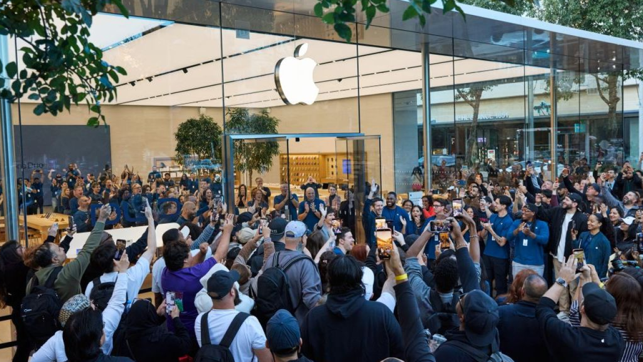 iPhone Duo debutta negli store: al via le vendite del primo smartphone pieghevole di Apple